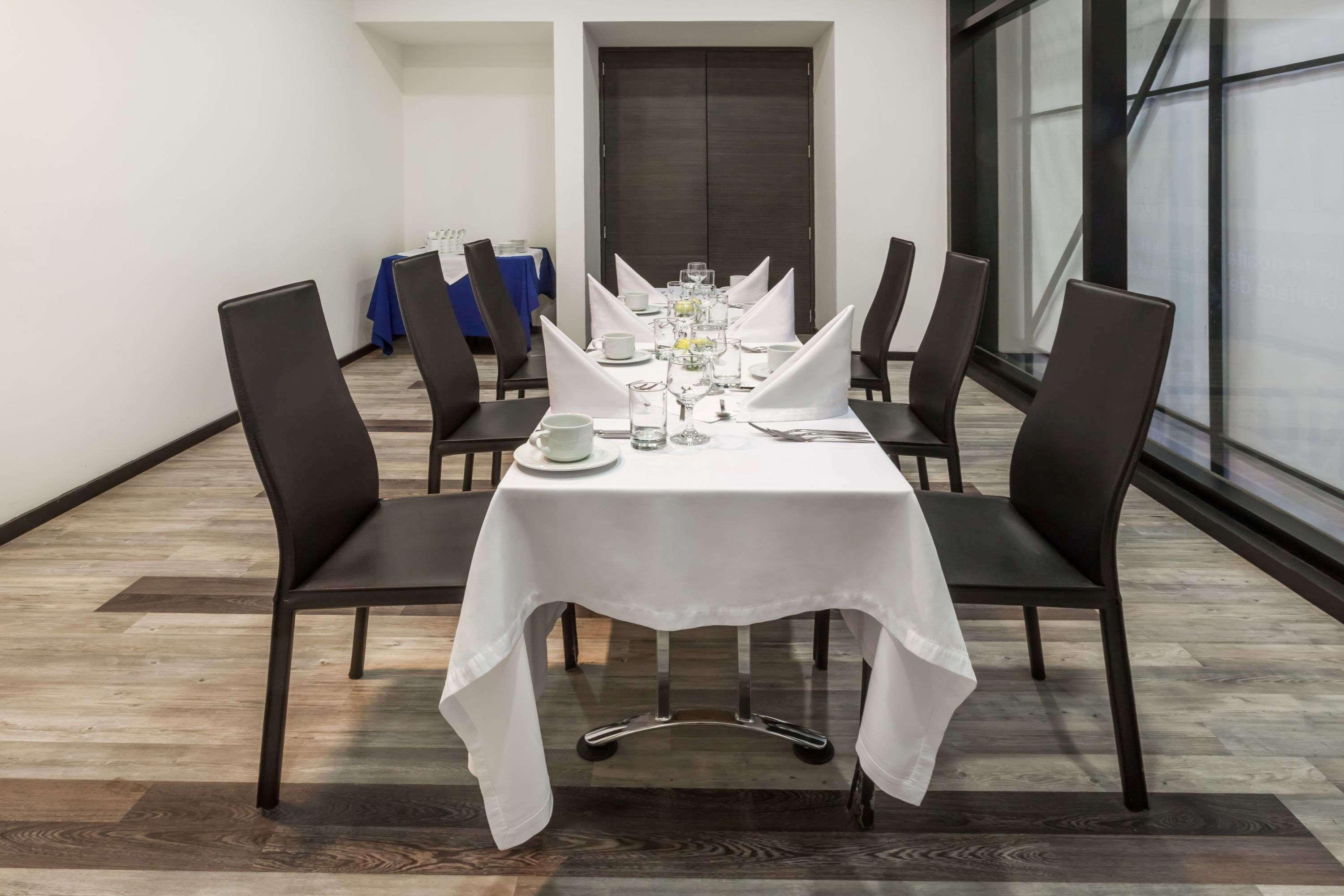 Wyndham Bogota Hotel Eksteriør billede A table set for fine dining